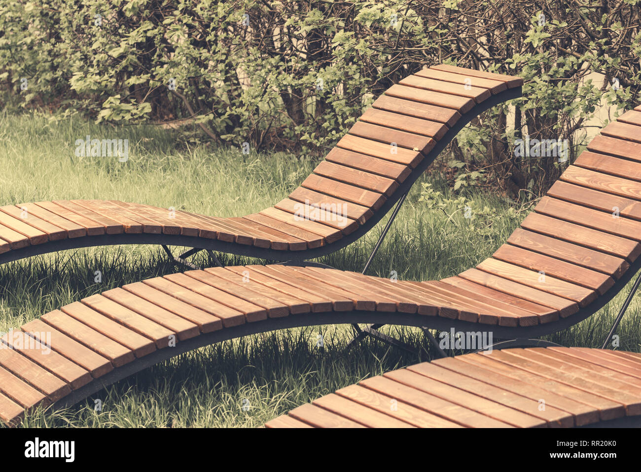 Feder Liegestühle zum Entspannen in einem öffentlichen Park Stockfoto