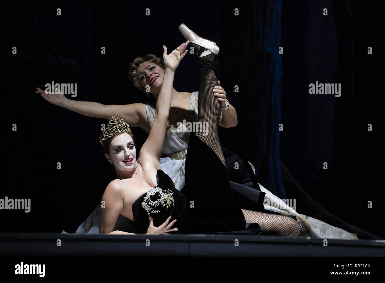 Schauspieler auf der Bühne während einer Aufführung der Schlaf einer Sommernacht im Teatro de la Zarzuela in Madrid mit: Schauspieler Wo: Madrid, Spanien Wann: 23 Jan 2019 Credit: Oscar Gonzalez/WENN.com Stockfoto