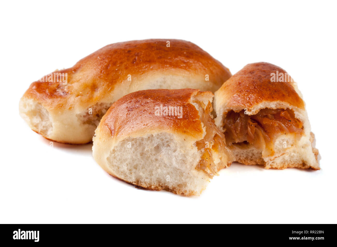 Zwei hausgemachte Kuchen mit Kohl auf weißem Hintergrund Stockfoto