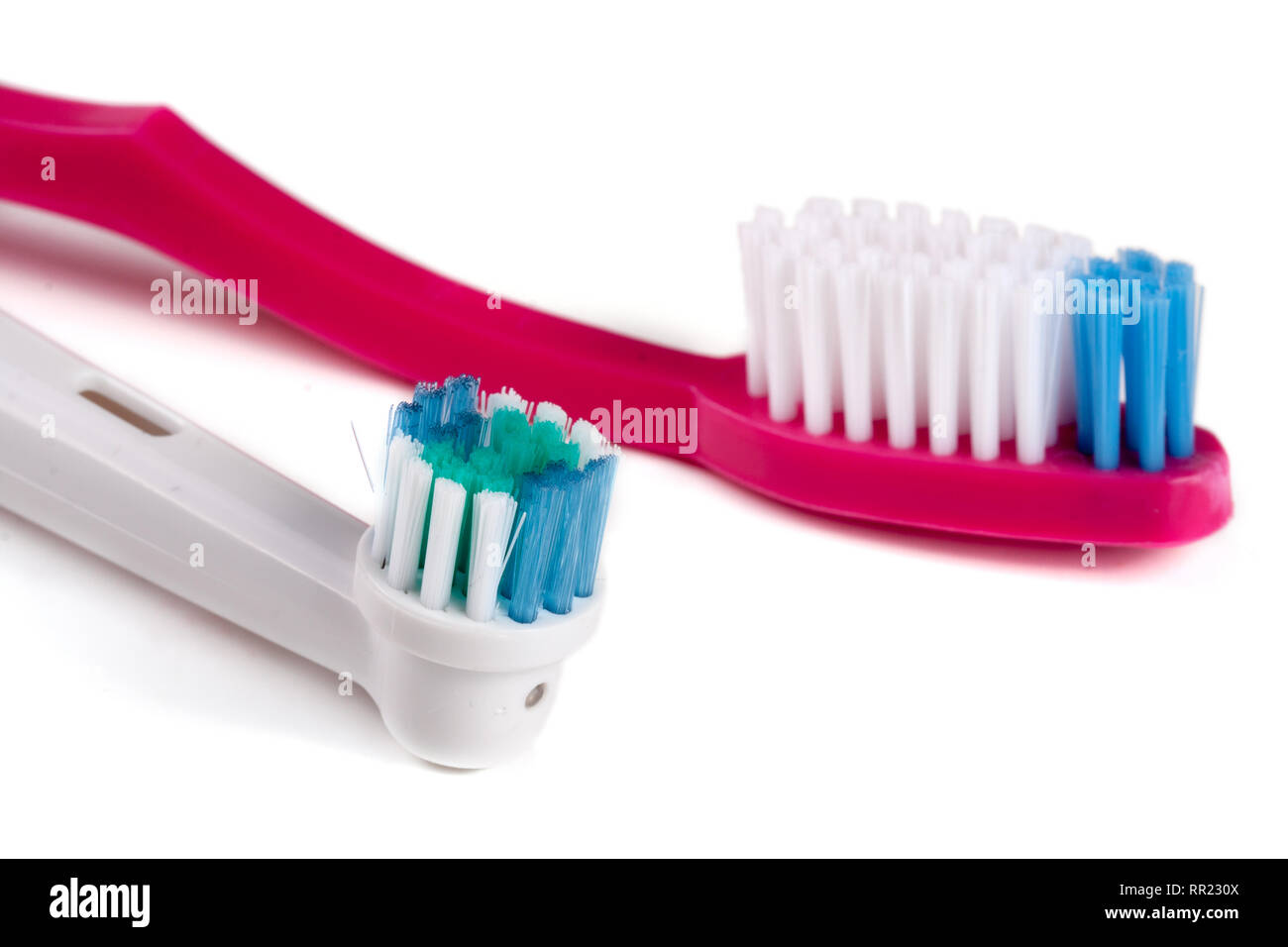 Elektrische und manuelle Zahnbürsten auf weißem Hintergrund Stockfoto