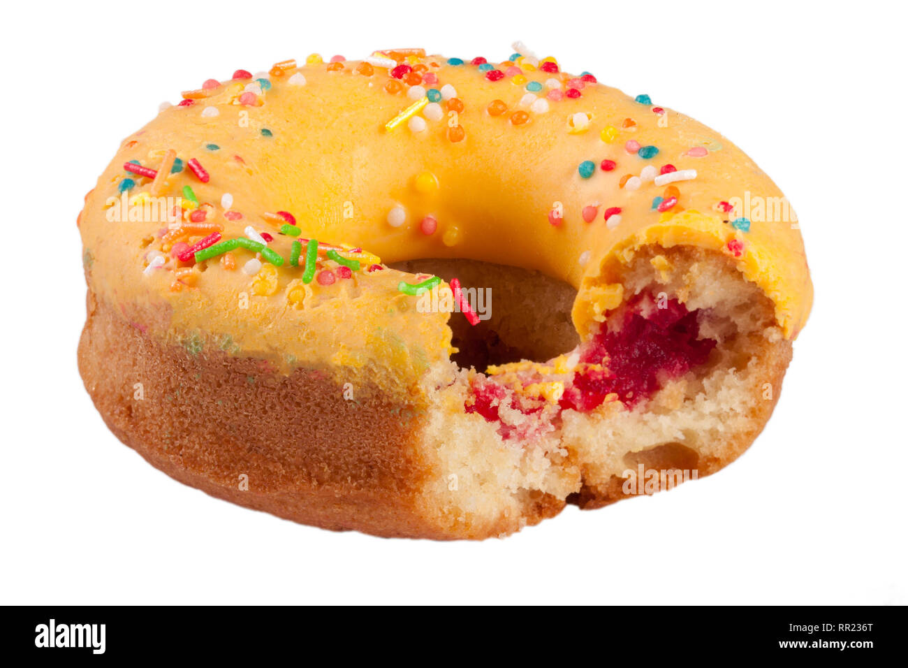 Glasierte Krapfen mit einem Biss auf weißem Hintergrund Stockfoto