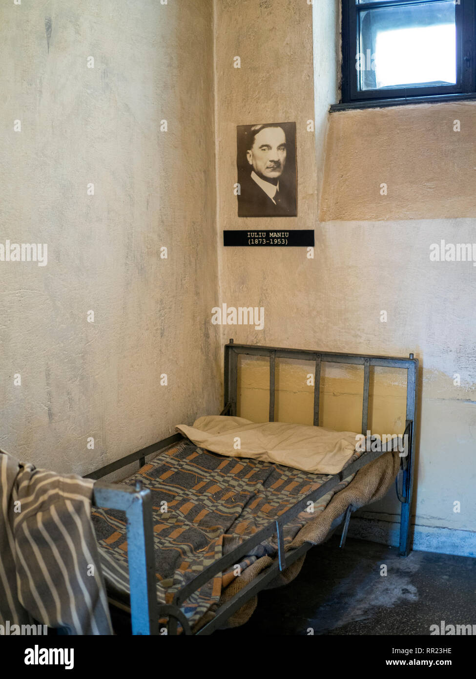 Die Zelle von Iuliu Maniu, ehemaliger Premierminister von Rumänien, im Inneren der Gedenkstätte für die Opfer des Kommunismus und für den Widerstand, in einem ehemaligen entfernt Stockfoto