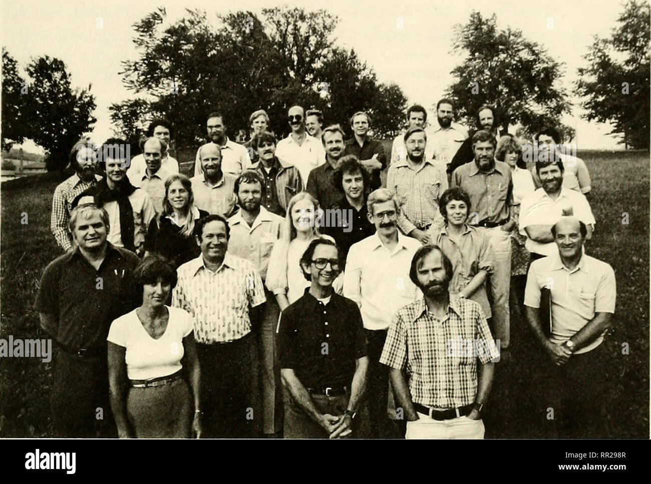 . Fortschritte in der Studie von Säugetieren verhalten. Säugetiere. Teilnehmer an der Front Royal Konferenz über das Verhalten von Säugetieren, 16-19 August 1980 * Vordere Reihe (von links nach rechts): Gail Michener, Edwin Gould, Don Wil-son. Zweite Reihe: John fentress, Ilan Golani, Katherine Ralls, Robert Tamarin, Devra Kleiman, Harry Jerison. Dritte Reihe: Tim Glutton-Brock, Patricia Moehlman, Ian Stirling, Paul Harvey, Peter Marler. Vierte Reihe: Robert Brownell, Brian Bertram, Theodore Grand, Christen Wemmer, John Vandenbergh, Jon Rood, Dietland Miiller-Schwarze. Fünfte Zeile: Karl Kranz, John-F.-Eisenberg, Jon Ballou, Bryan McNab Stockfoto