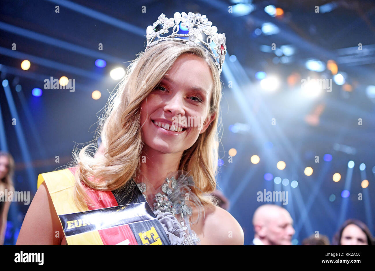 Rust, Deutschland. 23 Feb, 2019. Miss Medien- und Filmgesellschaft Baden-Württemberg, Nadine Berneis aus Stuttgart, ist "Miss Deutschland 2019" im Europa-Park benannt. "Miss Deutschland" ist die älteste und wichtigste Schönheitswettbewerb in Deutschland, so die Veranstalter. Es ist herum seit 1927 gewesen. Credit: Uli Deck / dpa/Alamy leben Nachrichten Stockfoto