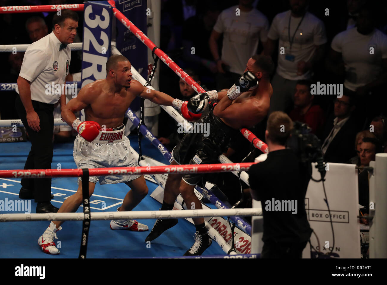 London, Großbritannien. 23. Februar 2019. 23. Februar 2019, O2 Arena, London, England; IBO Supermittelgewicht Welt Titel kämpfen, James De Gale versus Chris Eubank Jr; Chris Eubank Jnr boxen James DeGale auf die Seile Credit: Aktion Plus Sport Bilder/Alamy leben Nachrichten Stockfoto