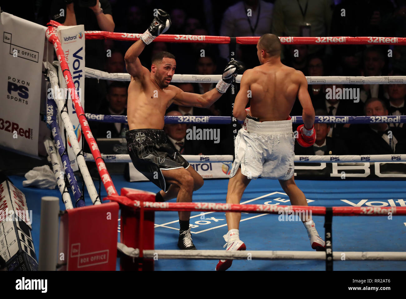 London, Großbritannien. 23. Februar 2019. 23. Februar 2019, O2 Arena, London, England; IBO Supermittelgewicht Welt Titel kämpfen, James De Gale versus Chris Eubank Jr; Chris Eubank Jnr klopft James DeGale in die Ecke der Credit: Aktion Plus Sport Bilder/Alamy leben Nachrichten Stockfoto