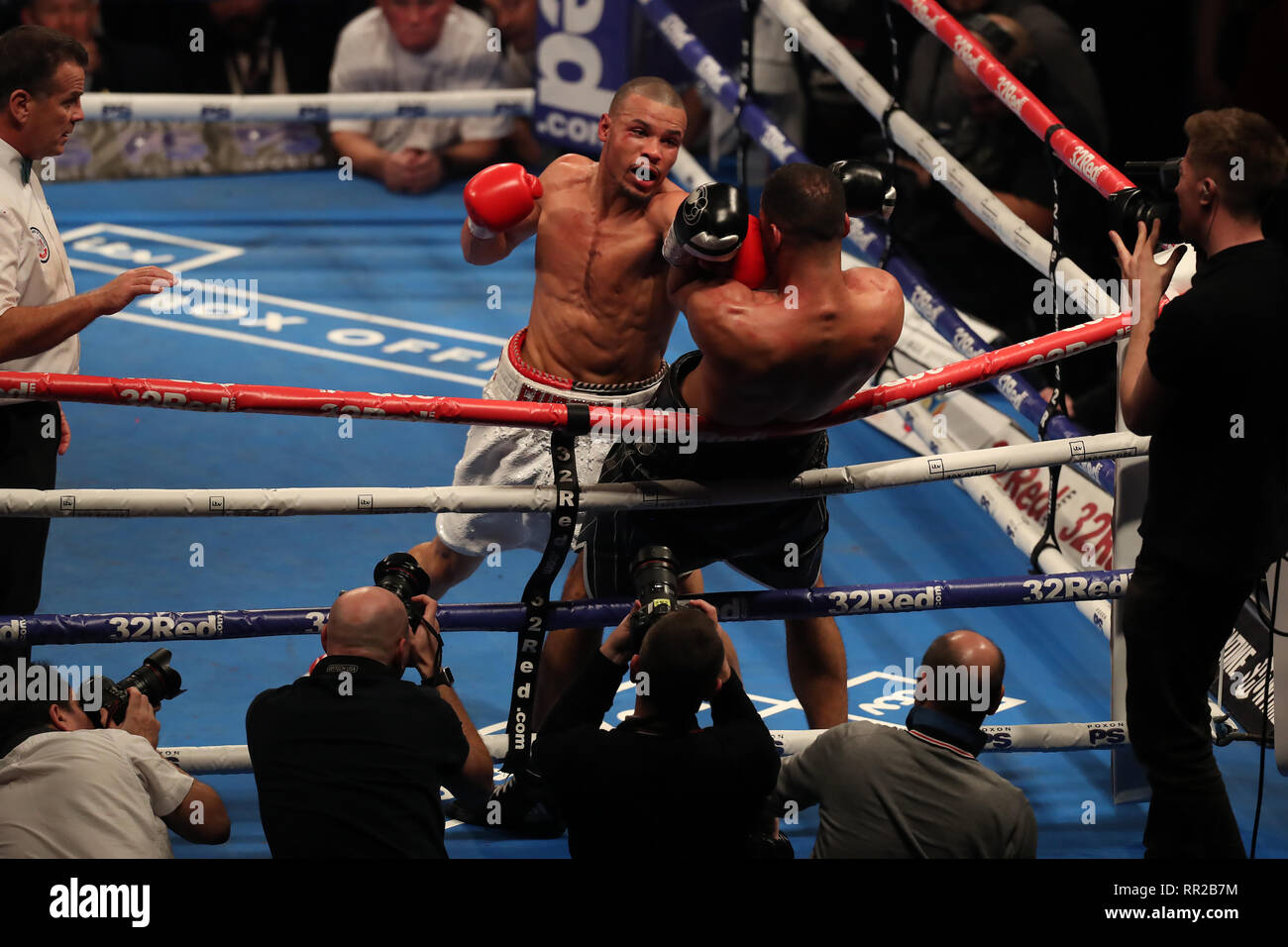 London, Großbritannien. 23. Februar 2019. 23. Februar 2019, O2 Arena, London, England; IBO Supermittelgewicht Welt Titel kämpfen, James De Gale versus Chris Eubank Jr; Chris Eubank Jnr klopft James DeGale, Credit: Aktion Plus Sport Bilder/Alamy leben Nachrichten Stockfoto