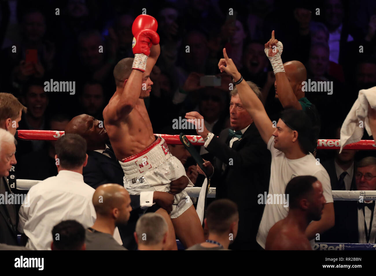 London, Großbritannien. 23. Februar 2019. 23. Februar 2019, O2 Arena, London, England; IBO Supermittelgewicht Welt Titel kämpfen, James De Gale versus Chris Eubank Jr; Chris Eubank Aufzüge Chris Eubank Jnr in der Feier, als er gewinnt die IBO Super-Middleweight Meisterschaft Credit: Aktion Plus Sport Bilder/Alamy leben Nachrichten Stockfoto