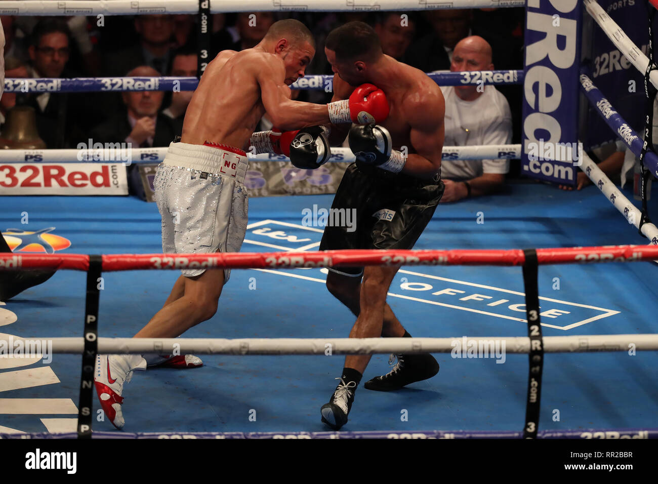 London, Großbritannien. 23. Februar 2019. 23. Februar 2019, O2 Arena, London, England; IBO Supermittelgewicht Welt Titel kämpfen, James De Gale versus Chris Eubank Jr; Chris Eubank Jnr Fänge James DeGale mit einem rechten Haken Credit: Aktion Plus Sport Bilder/Alamy leben Nachrichten Stockfoto