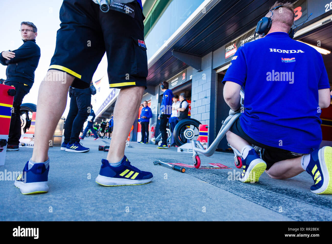 Melbourne, Australien. 24 Feb, 2019. MELBOURNE, AUSTRALIEN - 24. Februar: Pit crews während der 2019 MOTUL FIM Superbike Weltmeisterschaft auf Phillip Island, Australien bereit, am 24. Februar 2019. Credit: Dave Hewison Sport/Alamy leben Nachrichten Stockfoto