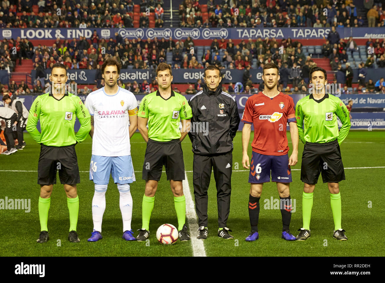 Die Kapitäne beider Mannschaften und die Schiedsrichter vor den spanischen Fußball der Liga 123, Übereinstimmung zwischen CA Osasuna und Real Saragossa an der Sadar Stadium, in Pamplona (Navarra). Final Score: CA Osasuna 1:0 Real Saragossa Stockfoto