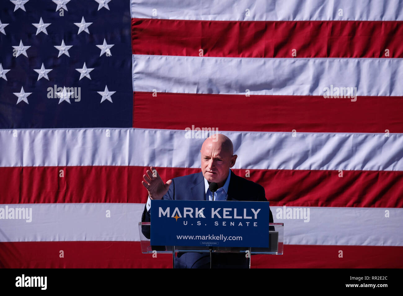 Tucson, Arizona, USA. 23 Feb, 2019. Februar 23, 2019 - der ehemalige Astronaut und Fighter Pilot Mark Kelly startet seine Kampagne für die Democtatic Senat Nominierung aus Arizona. Kelly zwei Space Shuttle Missionen geboten und flog 39 Einsätze. Er ist der Ehemann der ehemaligen Arizona Reresentative Gabi Giffords, die bei einem Shooting 2011 verwundet wurde während der Tagung die Wähler in Tucson. Beide sind die Befürworter der Gun Control. Giffords schlossen sich ihr Ehemann für die Rallye im Hotel Congress in Tucson. Quelle: Christopher Braun/ZUMA Draht/Alamy leben Nachrichten Stockfoto