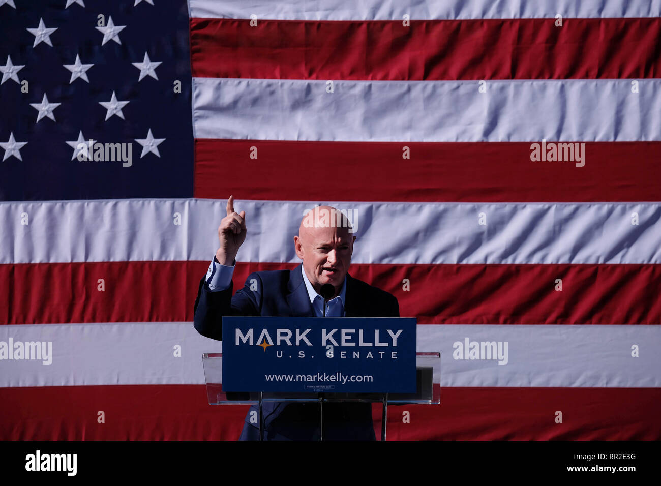 Tucson, Arizona, USA. 23 Feb, 2019. Februar 23, 2019 - der ehemalige Astronaut und Fighter Pilot Mark Kelly startet seine Kampagne für die Democtatic Senat Nominierung aus Arizona. Kelly zwei Space Shuttle Missionen geboten und flog 39 Einsätze. Er ist der Ehemann der ehemaligen Arizona Reresentative Gabi Giffords, die bei einem Shooting 2011 verwundet wurde während der Tagung die Wähler in Tucson. Beide sind die Befürworter der Gun Control. Giffords schlossen sich ihr Ehemann für die Rallye im Hotel Congress in Tucson. Quelle: Christopher Braun/ZUMA Draht/Alamy leben Nachrichten Stockfoto