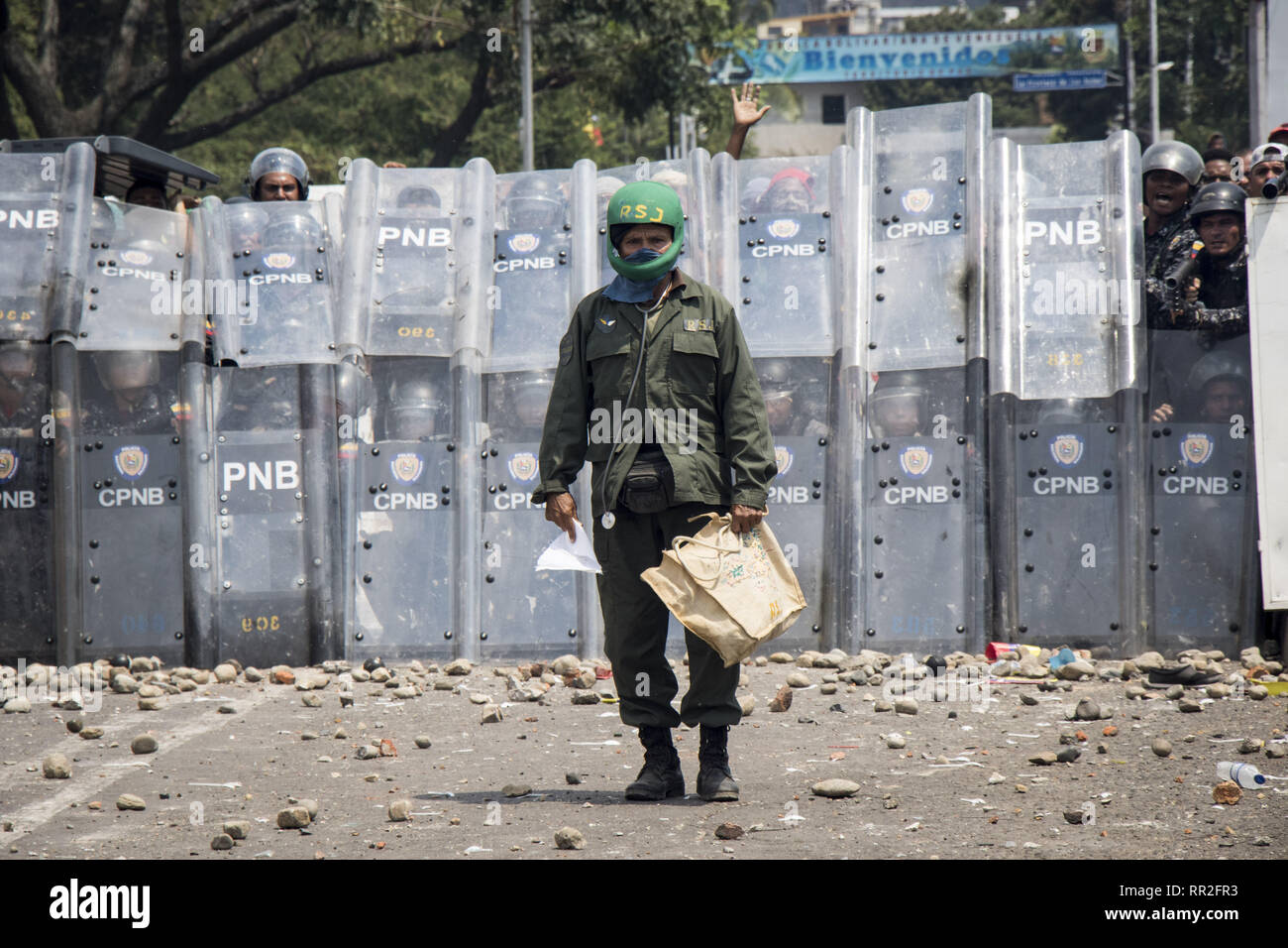 Caracas, Venezuela. 23 Feb, 2019. Die Demonstranten werfen Steine bei Zusammenstößen mit den Sicherheitskräften an der Francisco de Paula Santander internationale Brücke Brücke zwischen Cucuta, Kolumbien, und Urena, Venezuela, bei dem Versuch, die humanitäre Hilfe über die Grenze nach Venezuela zu überqueren, am 23. Februar 2019. Uns - gespendete humanitäre Hilfe wurde ''Auf dem Weg'' nach Venezuela, Oppositionsführer Juan Gauido verkündete Samstag, als er eine Verteilung mit den Präsidenten von Kolumbien, Chile und Paraguay ins Leben gerufen. Credit: Elyxandro Cegarra/ZUMA Draht/Alamy leben Nachrichten Stockfoto