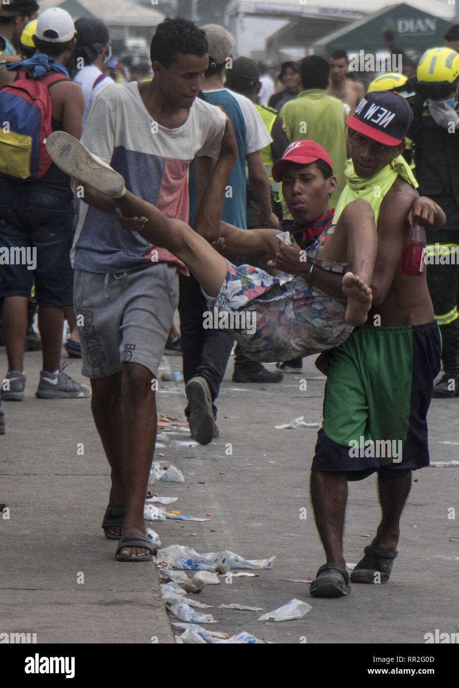 Caracas, Venezuela. 24 Feb, 2019. 23. Februar 2019, Kolumbien, Cucuta: Eine verletzte Demonstrator wird an der internationalen Brücke durch die kolumbianische Polizei behandelt. Mehr als 280 Menschen in den Grenzregionen Zusammenstöße und die Bereitstellung der venezolanische Sicherheitskräfte auf kolumbianischen Gebiet am Samstag verletzt, mehr als 35 von ihnen mussten in Krankenhäuser gebracht werden. Credit: Elyxandro Cegarra/ZUMA Draht/Alamy leben Nachrichten Stockfoto