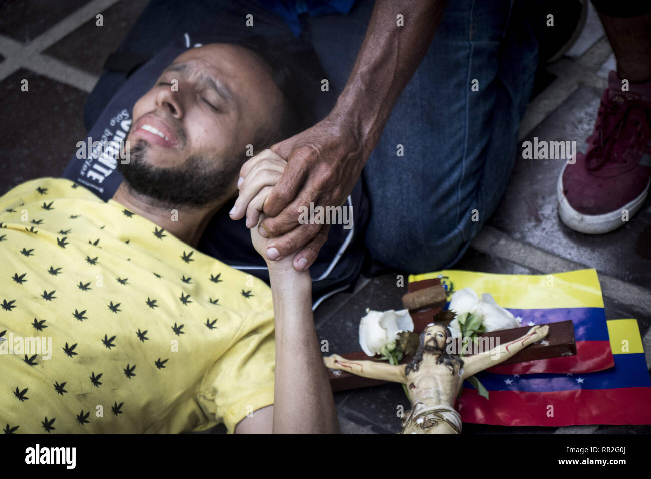 Caracas, Venezuela. 24 Feb, 2019. 23. Februar 2019, Kolumbien, Cucuta: Eine verletzte Demonstrator wird an der internationalen Brücke durch die kolumbianische Polizei behandelt. Mehr als 280 Menschen in den Grenzregionen Zusammenstöße und die Bereitstellung der venezolanische Sicherheitskräfte auf kolumbianischen Gebiet am Samstag verletzt, mehr als 35 von ihnen mussten in Krankenhäuser gebracht werden. Credit: Elyxandro Cegarra/ZUMA Draht/Alamy leben Nachrichten Stockfoto