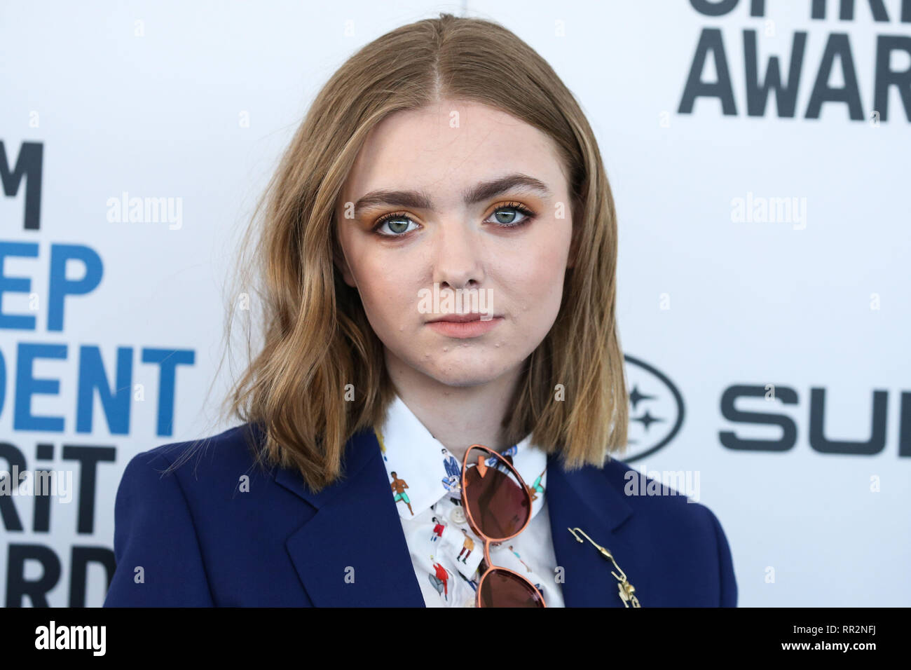 SANTA MONICA, Los Angeles, CA, USA - 23. Februar: Schauspielerin Elsie Fisher trägt einen Anzug, Paul Smith Freda Salvador Stiefel, die zehntausend Dinge Pin, ein Mulberry Tasche und Karen Walker Brillen Sonnenbrillen kommt an der 2019 Film Independent Spirit Awards in den Santa Monica Beach am 23. Februar 2019 in Santa Monica, Los Angeles, Kalifornien, USA. (Foto von Xavier Collin/Image Press Agency) Stockfoto