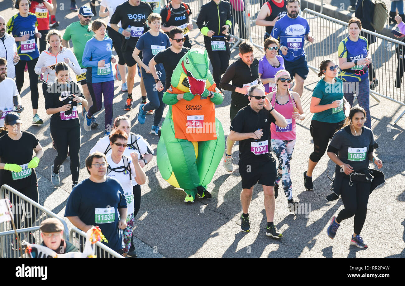 Brighton, UK. 24 Feb, 2019. Ein Läufer in einem Dinosaurier Kostüm an der Grand Brighton Halbmarathon an einem schönen sonnigen Morgen. Über 13.000 Läufer wurden erwartet, an Hilfe von der Sussex Beacon Nächstenliebe Kredit: Simon Dack/Alamy leben Nachrichten Stockfoto