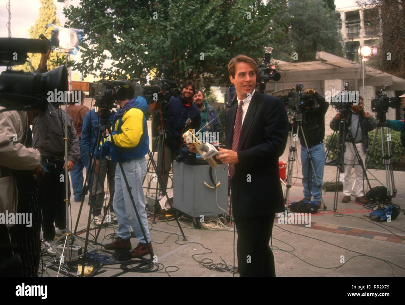 VAN NUYS, CA - 28. Januar: der Journalist Terry Moran besucht Pressekonferenz an Erik und Lyle Menendez, Superior Court Richter Stanley Weisberg erklärt einen Fehlversuch in Lyle Menendez Trial am 28. Januar 1994 in Van Nuys Gerichtsgebäude in Van Nuys, Kalifornien. Foto von Barry King/Alamy Stock Foto Stockfoto