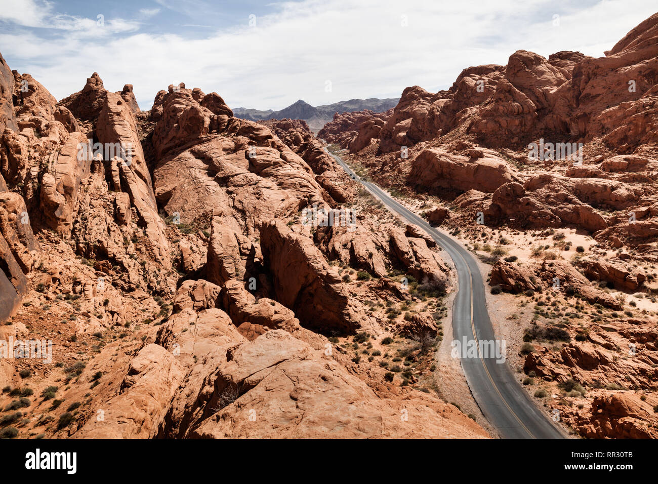 Obere Ansicht der Straße bei Steinwüste in der Valley of Fire State Park im südlichen Nevada, Landschaft in den USA Stockfoto