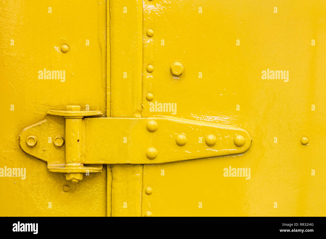Tür Scharnier Detailansicht auf Gelb lackiert Abstract grunge Hintergrund Stockfoto
