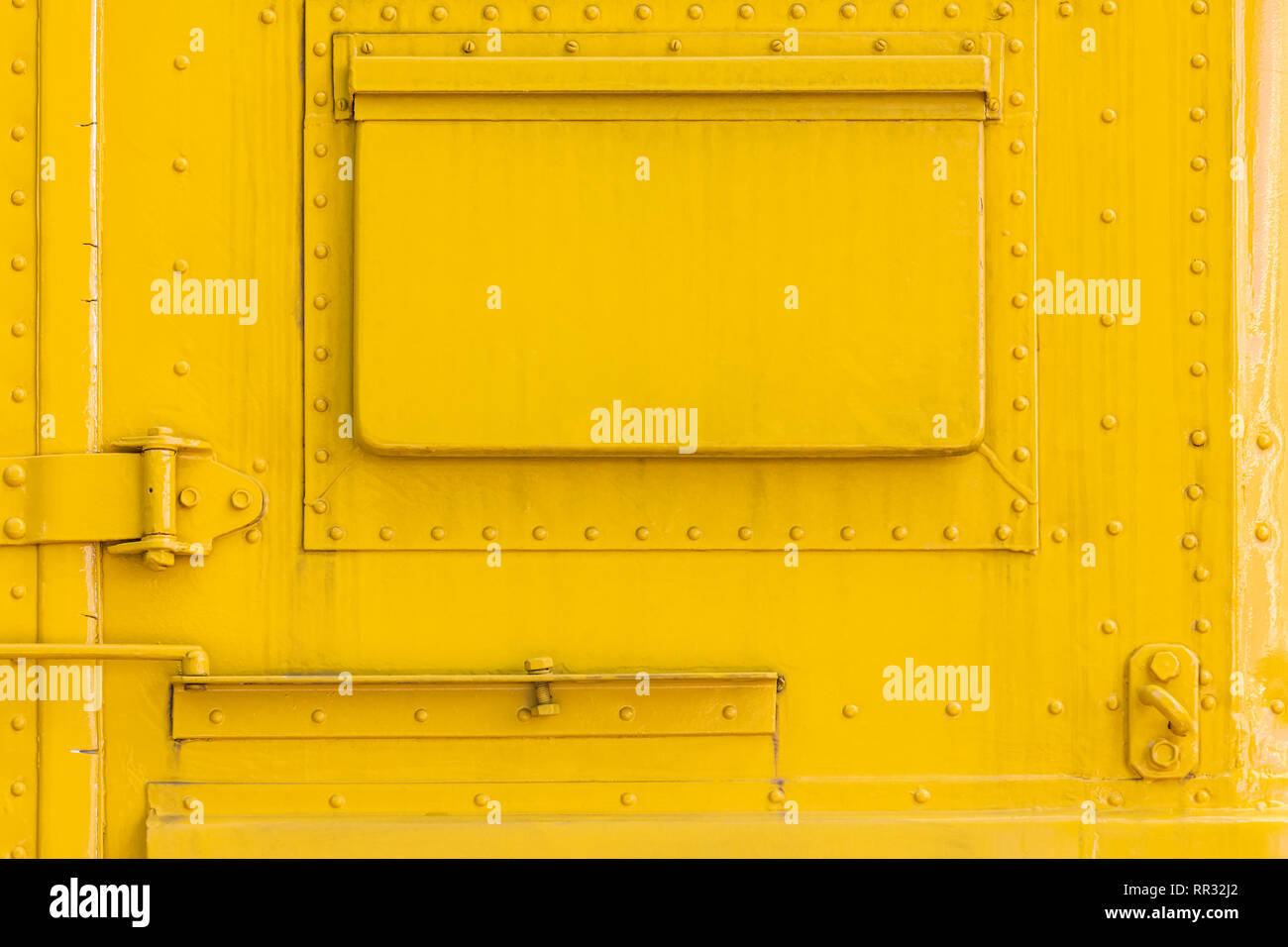 Gelbe metall Wand mit geschlossene Luke und Nieten. Abstrakte industriellen Hintergrund Stockfoto