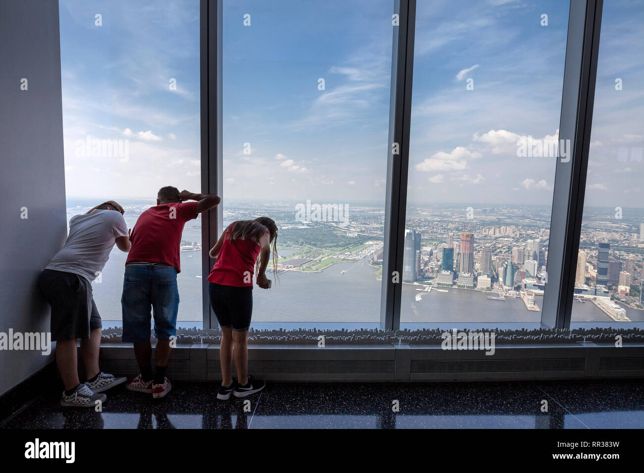 Teenaged Touristen auf der Suche nach der einen Welt Tower, Lower Manhattan, New York, USA Stockfoto