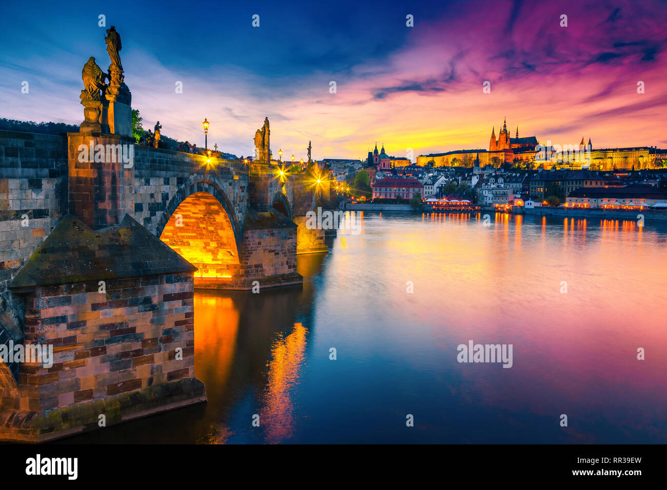 Schönen Sonnenuntergang und bunten Abend Stadtbild mit alten Stein, Karlsbrücke, Burg und der St. Veits Kathedrale im Hintergrund, Prag, Tschechische Republik, Stockfoto