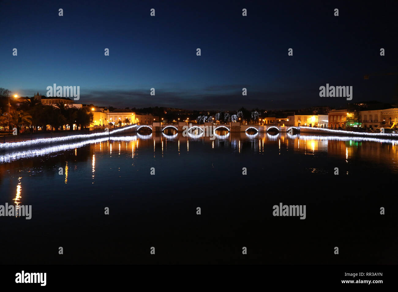 Fluss mit Weihnachtsschmuck Reflexionen Taverne, Portugal Stockfoto