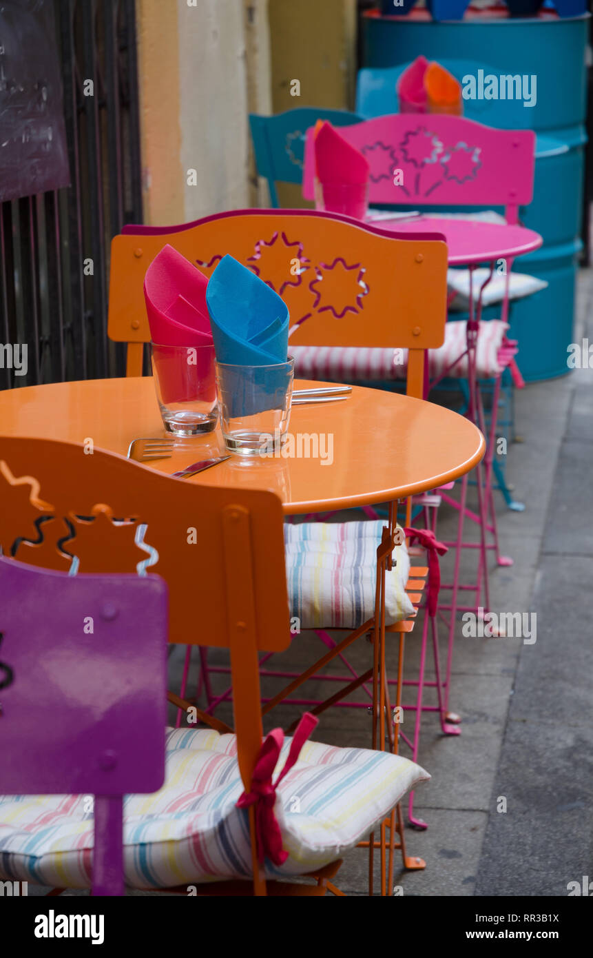 Eine Tabelle in einem Cafe in den Straßen von Arles provence frankreich Stockfoto