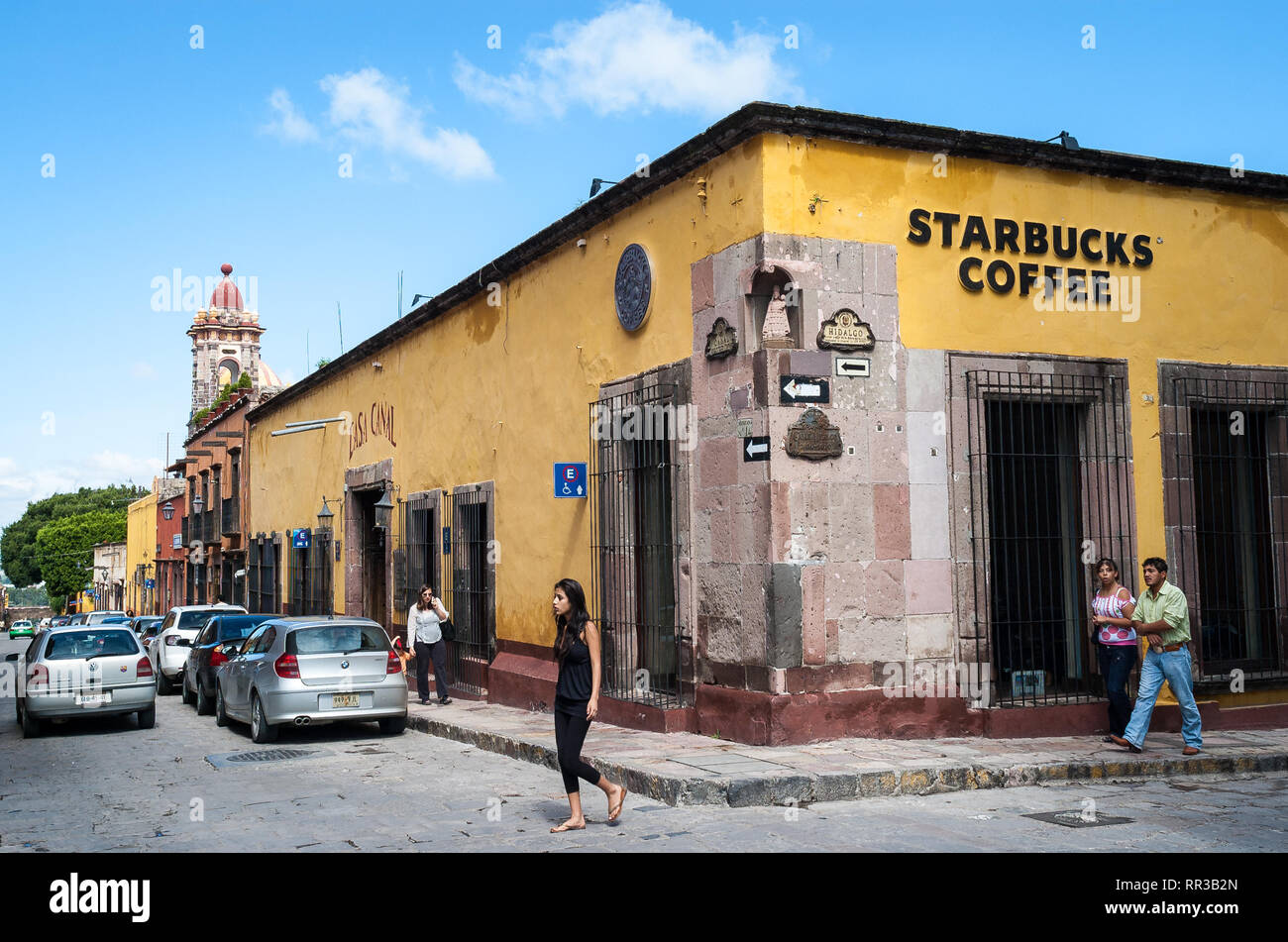 Mexiko San Miguel de Allende Starbucks Stores in einem alten Gebäude an der Ecke einer Straße mit Kopfsteinpflaster in dieser malerischen Stadt. Außenansicht. Stockfoto