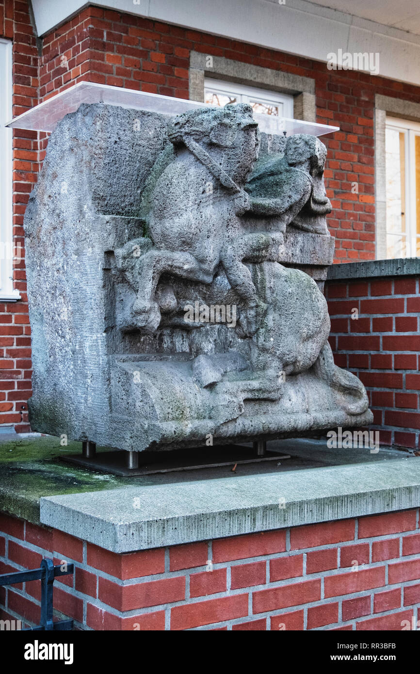 Verwitterten alten Equestrian Skulptur außerhalb Springer Natur Akademischer Verlag Gebäude, 3 Heidelberger Platz, Wilmersdorf-Berlin Stockfoto