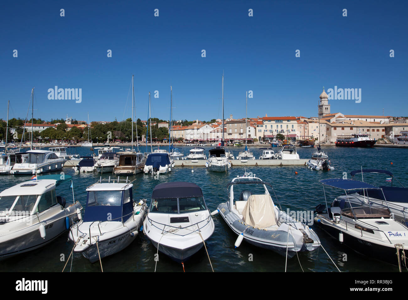 Blick über den Hafen und die Stadt Krk, Insel Krk, Kvarner Bucht, Adria, Kroatien Stockfoto