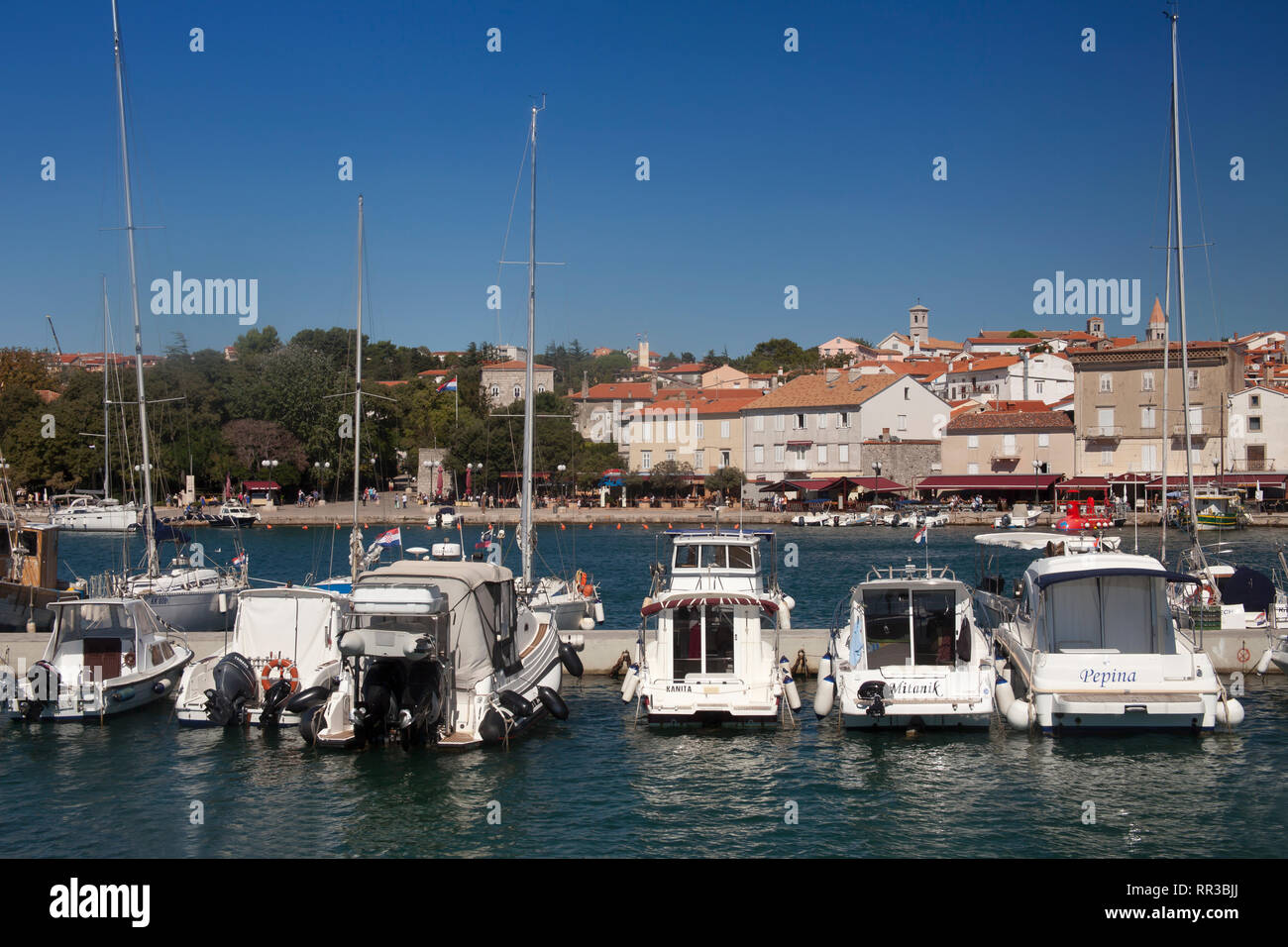 Blick über den Hafen und die Stadt Krk, Insel Krk, Kvarner Bucht, Adria, Kroatien Stockfoto