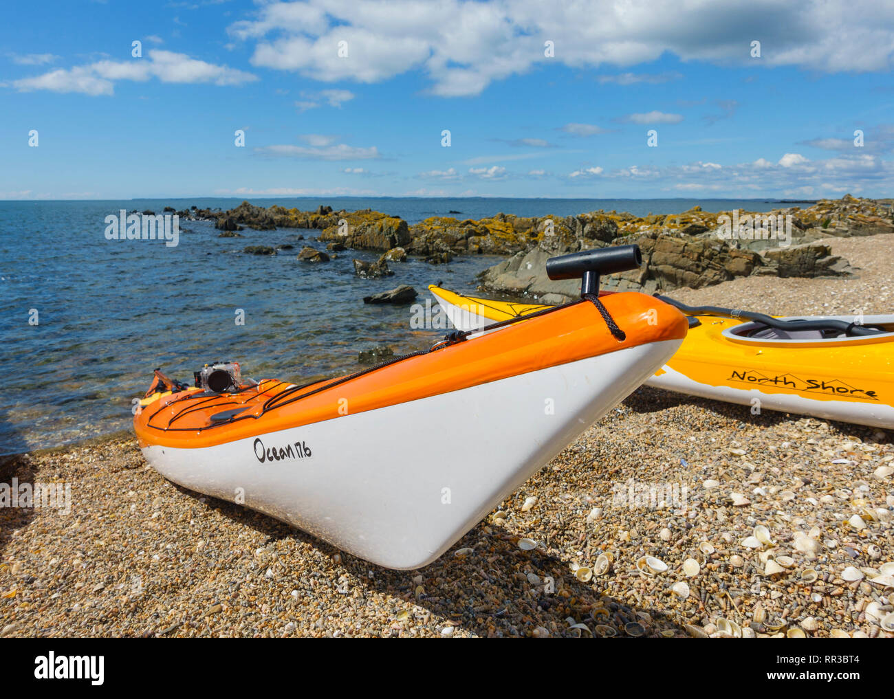 Sea Kayak am Strand, Solway Firth, Dumfries and Galloway, Schottland Stockfoto