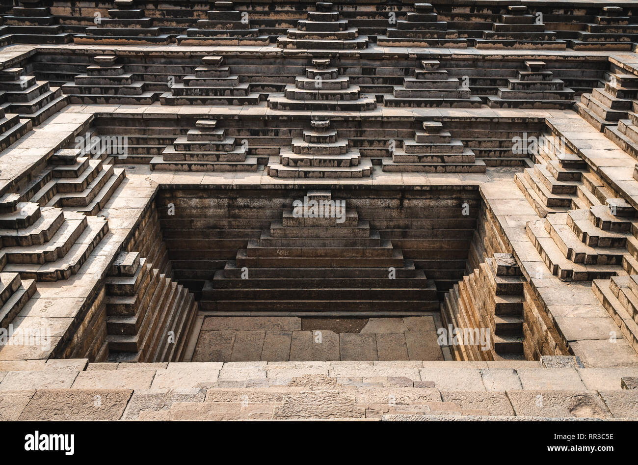 Trat aus dem Tank des Vijayanagara Empire Stein Rock in Hampi Karnataka Stockfoto