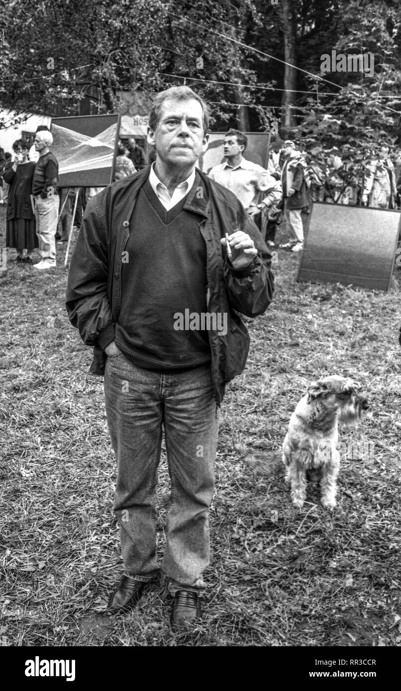 Vaclav Havel rauchende Zigarette und sein Hund Dula 1996, Hradecek, Tschechische Republik Porträt Stockfoto