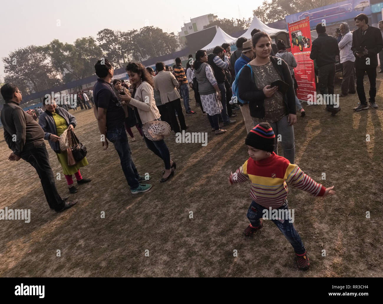 Kind, Tanzen, inmitten, Vintage, Auto, liebevoll, Menschen, die in der Armee Stadion, für Rallye 2019, Kolkata, Indien. Stockfoto