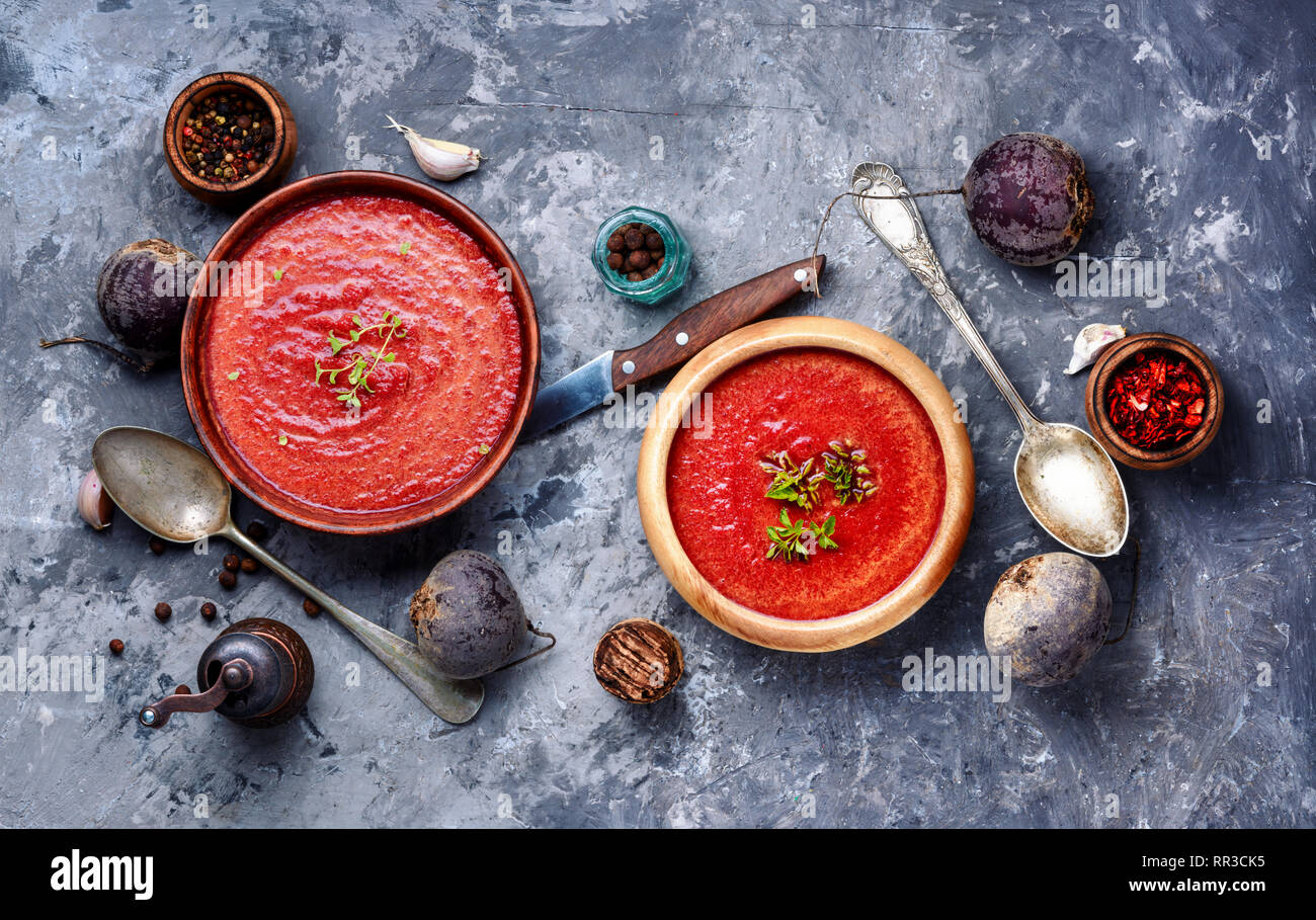 Rote-bete-cremige Suppe in der Schüssel. Traditionelle Ukrainisch Russisch Polnisch Rüben Suppe. Stockfoto