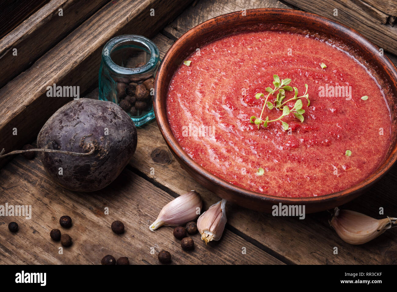 Kalten Sommer rote Rüben Suppe auf Holztisch. Kalte Suppe mit Rote Bete Stockfoto