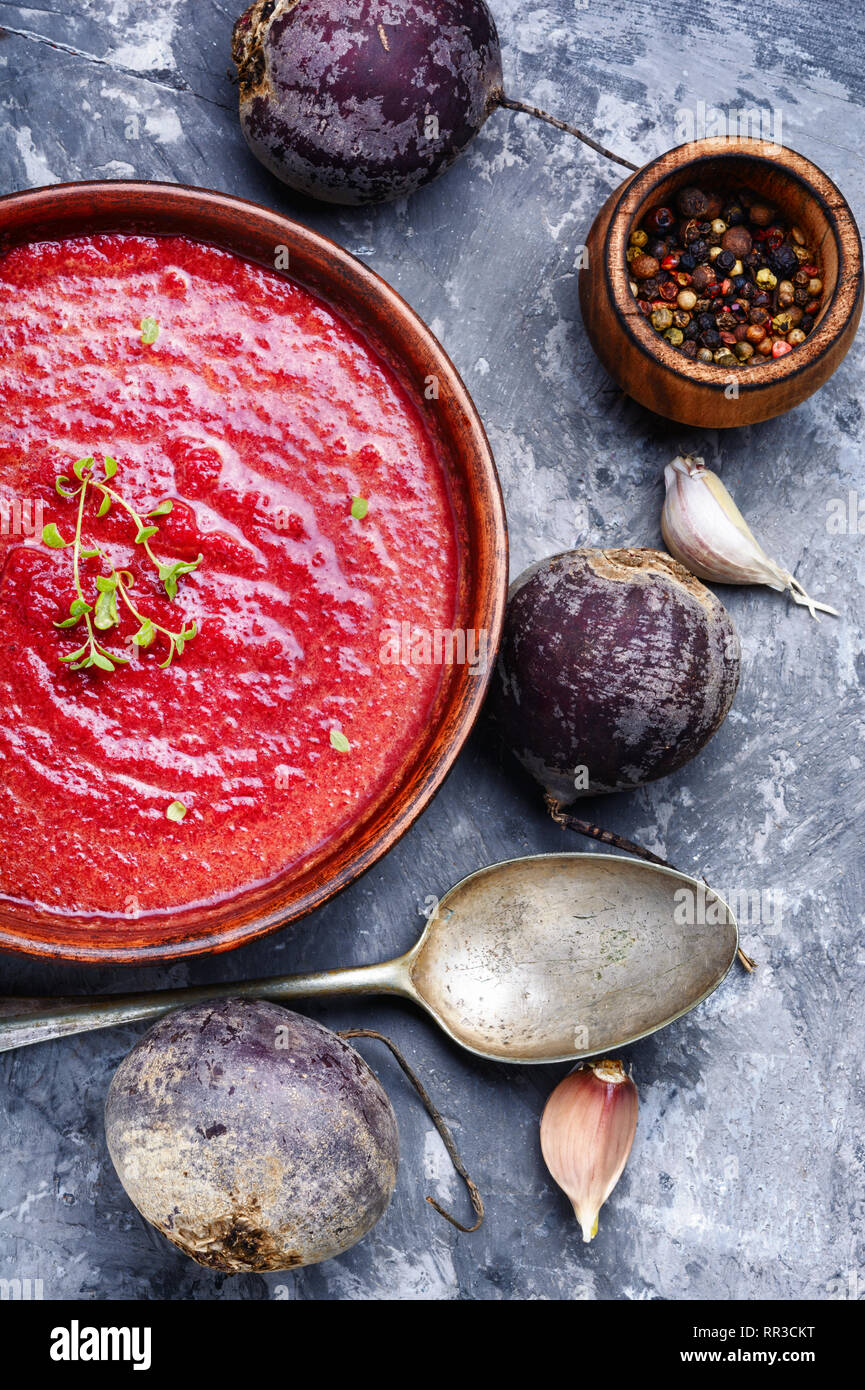 Rote-bete-cremige Suppe in Schüssel über Schiefer konkreten Hintergrund Stockfoto