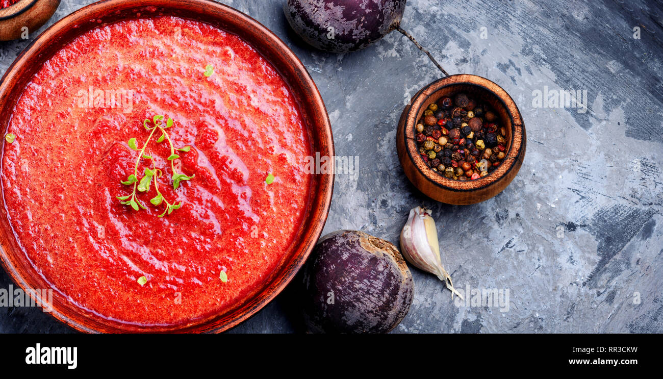Rote-bete-cremige Suppe in Schüssel über Schiefer konkreten Hintergrund Stockfoto
