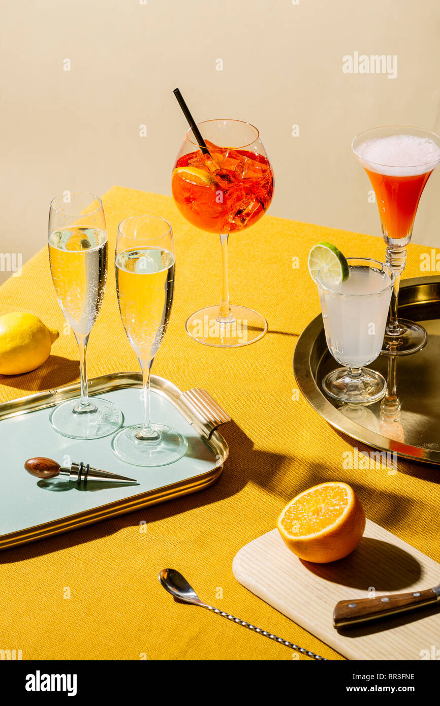 Prosecco Gläser und Prosecco Cocktails: Tintoretto, Spritz Veneziano und Zitrone Sherbed. Pop, zeitgenössischen Stil Stockfoto