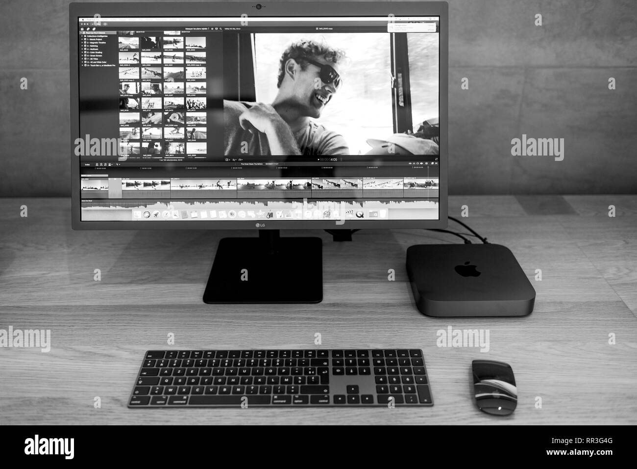 PARIS, Frankreich - Nov 7, 2018: Held Objekt der neue Apple Mac Mini computer mit dem neuen Prozessor CPU, 64 DDR4 RAM und 10-Gigabit-Ethernet-Ports - Schwarz und Weiß Stockfoto