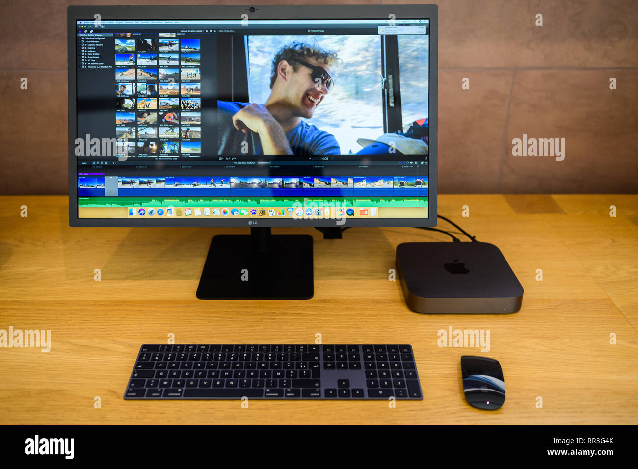 PARIS, Frankreich - Nov 7, 2018: Held Objekt der neue Apple Mac Mini computer mit dem neuen Prozessor CPU, 64 DDR4 RAM und 10 Gigabit Ethernet Port - alle auf 5 k LG Monitor läuft Final Cut Pro X angeschlossen Stockfoto