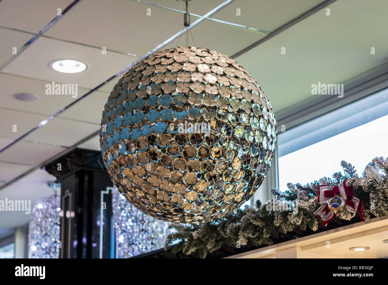 Großes silbernes Metall Mittelpunkt lightshade. Lampenschirm, Kugel,  Rundschreiben, hängende shop Mittelstück, newbridge Kildare, sphärischen,  Mathematik Mathematik, realen Welt Stockfotografie - Alamy