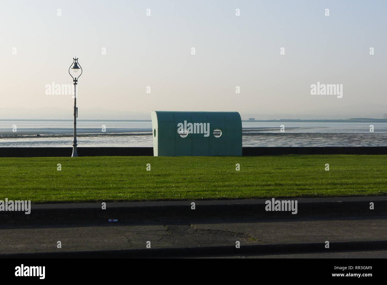 Grüne Tierheim, Straßenlaternen, Straßenlampe, bull Wand, clontarf Road Promenade Dublin Irland, Dublin skyline Tag Küste Dublin Bay View Stockfoto