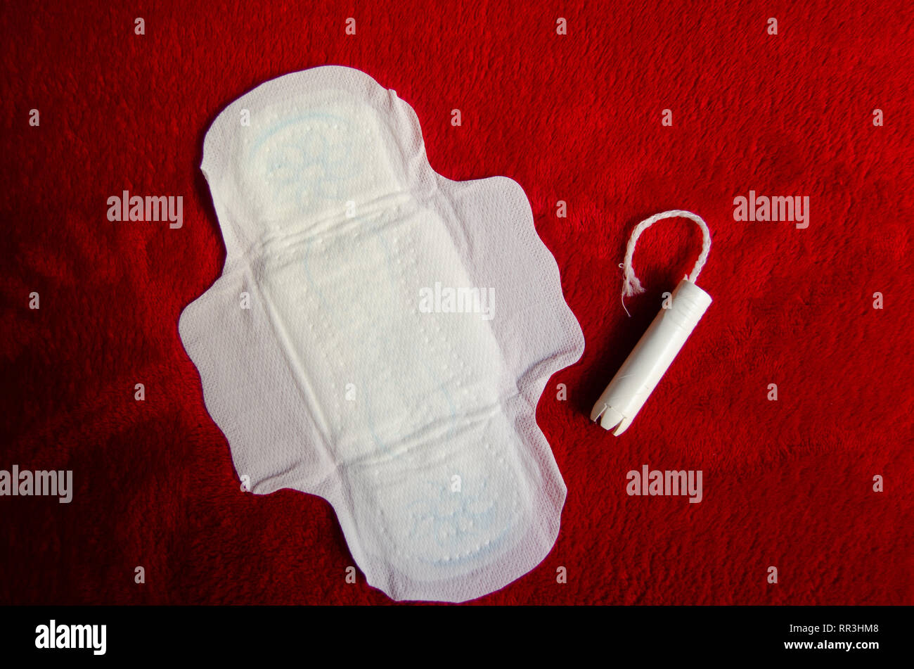 Sanitär pad und Tampon auf roter Decke pms-Konzept Stockfoto