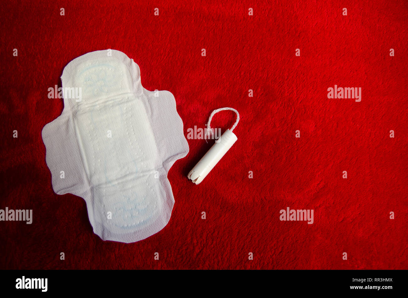 Sanitär pad und Tampon auf roter Decke pms-Konzept Stockfoto