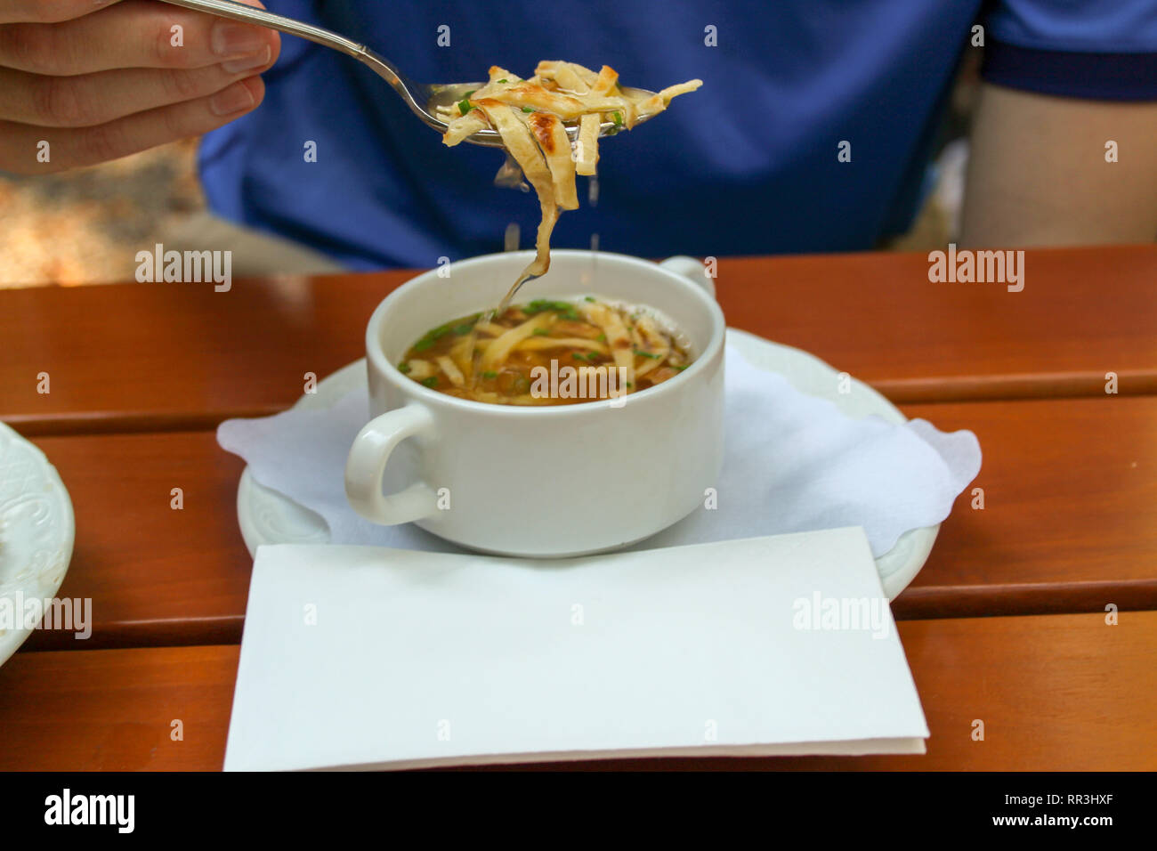Closeup junger Mann heiße Suppe essen im Biergarten oder im Restaurant Stockfoto